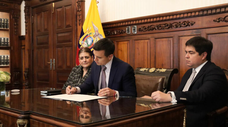 La ministra Mónica Palencia, el presidente Daniel Noboa y el secretario de la Administración, Arturo Félix, en el Palacio de Carondelet. Quito, 24 de noviembre de 2023