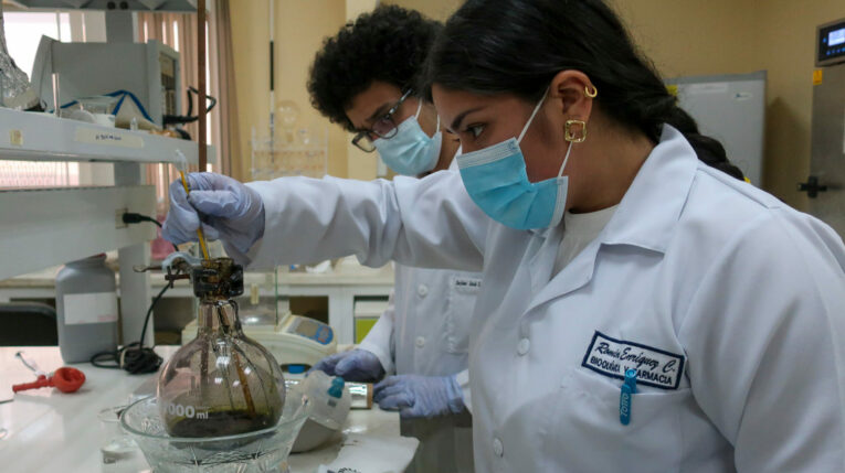 Científicos sintetizan grafeno en Ecuador para descontaminar el agua