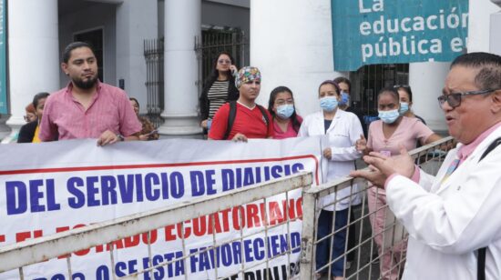 Un grupo de empleados de clínicas dializadoras realizaron un plantón en los exteriores de la Gobernación del Guayas, para exigir al gobierno el pago por la atención a pacientes renales, el 30 de noviembre de 2023. 